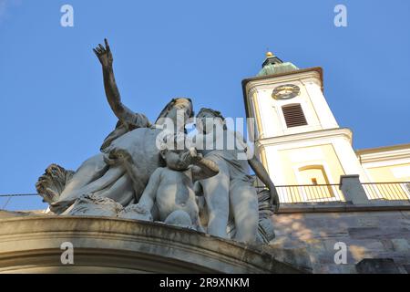 Quelle der Donau mit der Figur Mutter Baar und Kirchturm St. Johann, Donaueschingen, Südschwarzwald, Schwarzwald, Baden-Württemberg, Keim Stockfoto