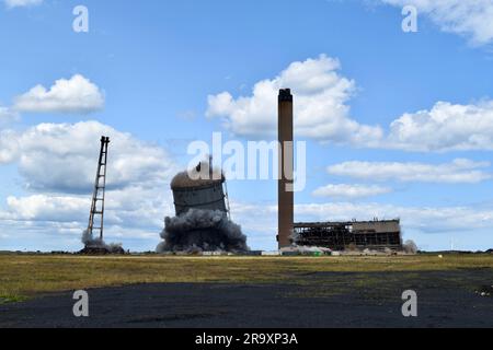 Redcar, Großbritannien. 29. Juni 2023. Heute fand die Explosion auf dem Teesworks-Gelände statt. Dabei wurden das ehemalige Kraftwerk Redcar Steelworks und die zugehörigen Bauten abgerissen – darunter ein dreifacher Leuchtturm, das Kraftwerkgebäude, der Kamin und der Gashalter, die Platz für die Neuentwicklung machten. Lord Michael Heseltine drückte den Knopf, um den Sprengsatz auszulösen. Tees Valley Mayor Ben Houchen und Redcar MP Jacob Young waren ebenfalls anwesend. Der Standort ist Teil des Teesside Freeport und wird derzeit umgebaut, um Platz für neue industrielle Investitionen in der Region zu schaffen. Kredit Stockfoto