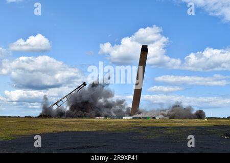 Redcar, Großbritannien. 29. Juni 2023. Heute fand die Explosion auf dem Teesworks-Gelände statt. Dabei wurden das ehemalige Kraftwerk Redcar Steelworks und die zugehörigen Bauten abgerissen – darunter ein dreifacher Leuchtturm, das Kraftwerkgebäude, der Kamin und der Gashalter, die Platz für die Neuentwicklung machten. Lord Michael Heseltine drückte den Knopf, um den Sprengsatz auszulösen. Tees Valley Mayor Ben Houchen und Redcar MP Jacob Young waren ebenfalls anwesend. Der Standort ist Teil des Teesside Freeport und wird derzeit umgebaut, um Platz für neue industrielle Investitionen in der Region zu schaffen. Kredit Stockfoto