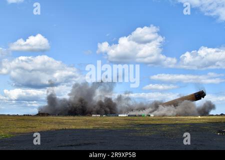 Redcar, Großbritannien. 29. Juni 2023. Heute fand die Explosion auf dem Teesworks-Gelände statt. Dabei wurden das ehemalige Kraftwerk Redcar Steelworks und die zugehörigen Bauten abgerissen – darunter ein dreifacher Leuchtturm, das Kraftwerkgebäude, der Kamin und der Gashalter, die Platz für die Neuentwicklung machten. Lord Michael Heseltine drückte den Knopf, um den Sprengsatz auszulösen. Tees Valley Mayor Ben Houchen und Redcar MP Jacob Young waren ebenfalls anwesend. Der Standort ist Teil des Teesside Freeport und wird derzeit umgebaut, um Platz für neue industrielle Investitionen in der Region zu schaffen. Kredit: Tee Stockfoto