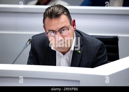 DEN HAAG - Gemeinderat Richard de Mos (Hart voor Den Haag) während einer eingefügten ratstagung über das Schreiben des Moderators Bruno Bruins zum Freispruch von De Mos und dessen Folgen. ANP RAMON VAN FLYMEN niederlande raus - belgien raus Stockfoto