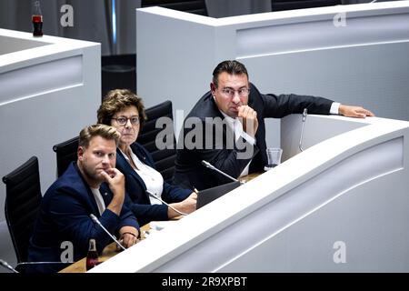 DEN HAAG - Gemeinderat Richard de Mos (Hart voor Den Haag) während einer eingefügten ratstagung über das Schreiben des Moderators Bruno Bruins zum Freispruch von De Mos und dessen Folgen. ANP RAMON VAN FLYMEN niederlande raus - belgien raus Stockfoto