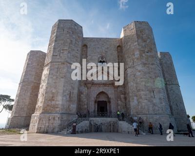 ANDRIA, ITALIEN - 30. OKTOBER 2021: Castel del Monte bei schönem Sonnenuntergang mit Ausblick, beliebter Touristenort Stockfoto