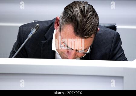 DEN HAAG - Gemeinderat Richard de Mos (Hart voor Den Haag) während einer eingefügten ratstagung über das Schreiben des Moderators Bruno Bruins zum Freispruch von De Mos und dessen Folgen. ANP RAMON VAN FLYMEN niederlande raus - belgien raus Stockfoto