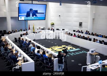 DEN HAAG - Gemeinderat Richard de Mos (Hart voor Den Haag) während einer eingefügten ratstagung über das Schreiben des Moderators Bruno Bruins zum Freispruch von De Mos und dessen Folgen. ANP RAMON VAN FLYMEN niederlande raus - belgien raus Stockfoto