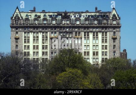 1990er Archivbild des Dakota-Gebäudes, New York, vom Central Park aus gesehen. Stockfoto