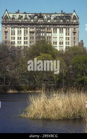 1990er Archivbild des Dakota-Gebäudes, New York, vom Central Park aus gesehen. Stockfoto
