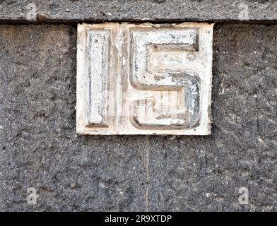 Zahl 15, dezimal fünfzehn in weißen Ziffern auf grauem Hintergrund. Stockfoto