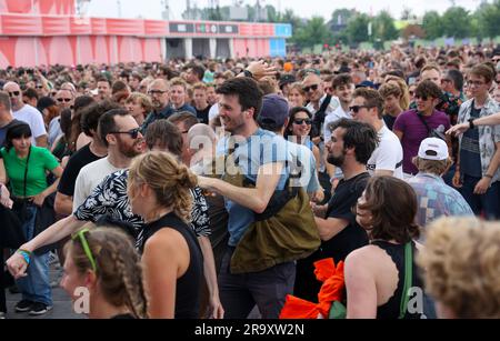 Werchter, Belgien. 29. Juni 2023. Die Abbildung zeigt Fans am ersten Tag des Rock Werchter Musikfestivals in Werchter, Donnerstag, den 29. Juni 2023. Die 47. Ausgabe des Festivals findet vom 29. Juni bis zum 2. Juli statt. BELGA PHOTO VIRGINIE LEFOUR Kredit: Belga News Agency/Alamy Live News Stockfoto