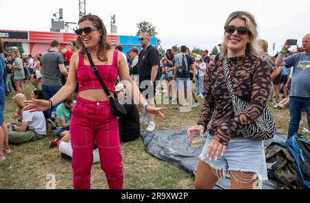 Werchter, Belgien. 29. Juni 2023. Das Abbildungsbild zeigt Fans, die am ersten Tag des Rock Werchter Musikfestivals in Werchter am Donnerstag, den 29. Juni 2023 tanzen. Die 47. Ausgabe des Festivals findet vom 29. Juni bis zum 2. Juli statt. BELGA PHOTO VIRGINIE LEFOUR Kredit: Belga News Agency/Alamy Live News Stockfoto