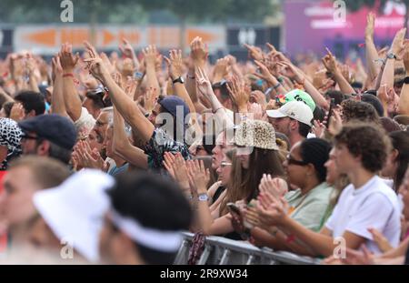 Werchter, Belgien. 29. Juni 2023. Die Abbildung zeigt Fans, die am ersten Tag des Rock Werchter Musikfestivals in Werchter am Donnerstag, den 29. Juni 2023, Applaus spenden. Die 47. Ausgabe des Festivals findet vom 29. Juni bis zum 2. Juli statt. BELGA PHOTO VIRGINIE LEFOUR Kredit: Belga News Agency/Alamy Live News Stockfoto