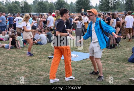 Werchter, Belgien. 29. Juni 2023. Das Abbildungsbild zeigt Fans, die am ersten Tag des Rock Werchter Musikfestivals in Werchter am Donnerstag, den 29. Juni 2023 tanzen. Die 47. Ausgabe des Festivals findet vom 29. Juni bis zum 2. Juli statt. BELGA PHOTO VIRGINIE LEFOUR Kredit: Belga News Agency/Alamy Live News Stockfoto