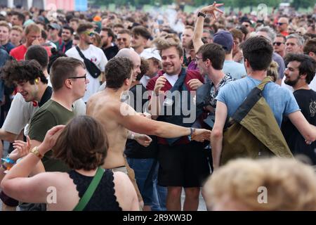 Werchter, Belgien. 29. Juni 2023. Das Abbildungsbild zeigt Fans, die am ersten Tag des Rock Werchter Musikfestivals in Werchter am Donnerstag, den 29. Juni 2023 tanzen. Die 47. Ausgabe des Festivals findet vom 29. Juni bis zum 2. Juli statt. BELGA PHOTO VIRGINIE LEFOUR Kredit: Belga News Agency/Alamy Live News Stockfoto