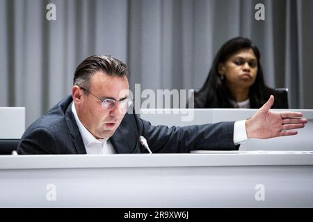 DEN HAAG - Gemeinderat Richard de Mos (Hart voor Den Haag) während einer eingefügten ratstagung über das Schreiben des Moderators Bruno Bruins zum Freispruch von De Mos und dessen Folgen. ANP RAMON VAN FLYMEN niederlande raus - belgien raus Stockfoto