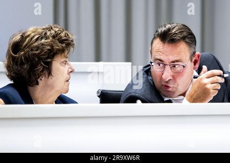 DEN HAAG - Gemeinderat Richard de Mos (Hart voor Den Haag) während einer eingefügten ratstagung über das Schreiben des Moderators Bruno Bruins zum Freispruch von De Mos und dessen Folgen. ANP RAMON VAN FLYMEN niederlande raus - belgien raus Stockfoto