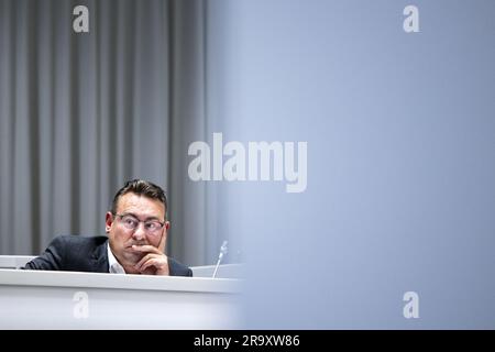 DEN HAAG - Gemeinderat Richard de Mos (Hart voor Den Haag) während einer eingefügten ratstagung über das Schreiben des Moderators Bruno Bruins zum Freispruch von De Mos und dessen Folgen. ANP RAMON VAN FLYMEN niederlande raus - belgien raus Stockfoto