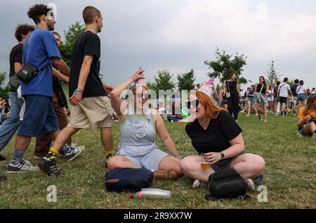 Werchter, Belgien. 29. Juni 2023. Die Abbildung zeigt Fans am ersten Tag des Rock Werchter Musikfestivals in Werchter, Donnerstag, den 29. Juni 2023. Die 47. Ausgabe des Festivals findet vom 29. Juni bis zum 2. Juli statt. BELGA PHOTO VIRGINIE LEFOUR Kredit: Belga News Agency/Alamy Live News Stockfoto