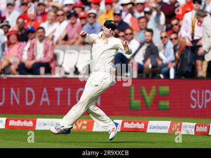 Australischer Steve Smith fängt Englands Ollie Pope vom Bowling von Cameron Green am zweiten Tag des zweiten Ashes-Testspiels bei Lord's, London. Foto: Donnerstag, 29. Juni 2023. Stockfoto