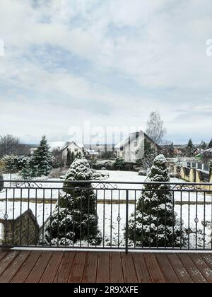 Schneeschmelzen auf der Terrasse in einem Vorort in der kalten Wintersaison Stockfoto