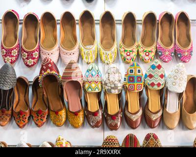 Traditionelle indische handgemachte Designerschuhe. Diese traditionellen Designerschuhe werden in Indien hergestellt und in Punjab und Rajasthan getragen Stockfoto