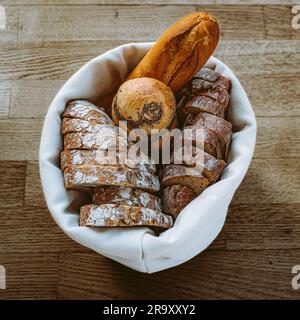 Brot in Textilbrotbox auf Holzbrettern Stockfoto