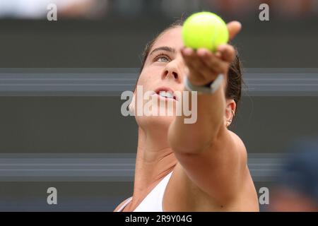 Bad Homburg, Deutschland. 29. Juni 2023. Tennis, WTA-Tour, Singles, Frauen, Quarterfinals, Masarova (Spanien) - Navarro (USA): Emma Navarro bereitet sich auf den Dienst vor. Kredit: Joaquim Ferreira/dpa/Alamy Live News Stockfoto