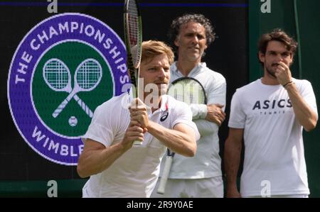 London, Großbritannien. 29. Juni 2023. Der belgische David Goffin, Goffins Trainer Yannis Demeroutis und Goffins Trainer Germain Gigounon, wurden in einem Training vor dem Grand-Slam-Tennisturnier 2023 in Wimbledon im All England Tennis Club im Südwesten Londons, Großbritannien, am Donnerstag, den 29. Juni 2023 vorgestellt. BELGA FOTO BENOIT DOPPAGNE Kredit: Belga News Agency/Alamy Live News Stockfoto