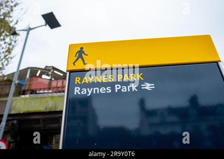 LONDON - MÄRZ 2023: Raynes Park Station Plattform, ein Bahnhof in der Nähe von Wimbledon in SW20 South West london Stockfoto