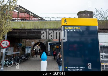 LONDON - MÄRZ 2023: Raynes Park Station Plattform, ein Bahnhof in der Nähe von Wimbledon in SW20 South West london Stockfoto