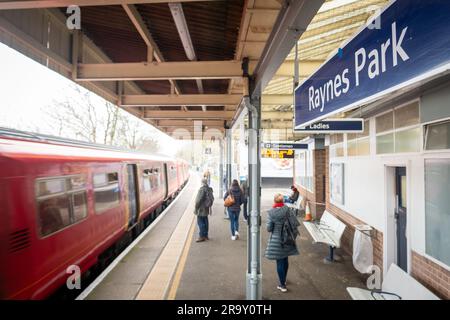 LONDON - MÄRZ 2023: Raynes Park Station Plattform, ein Bahnhof in der Nähe von Wimbledon in SW20 South West london Stockfoto