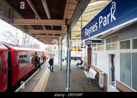 LONDON - MÄRZ 2023: Raynes Park Station Plattform, ein Bahnhof in der Nähe von Wimbledon in SW20 South West london Stockfoto