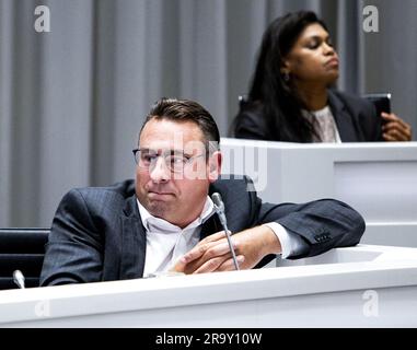 DEN HAAG - Gemeinderat Richard de Mos (Hart voor Den Haag) während einer eingefügten ratstagung über das Schreiben des Moderators Bruno Bruins zum Freispruch von De Mos und dessen Folgen. ANP RAMON VAN FLYMEN niederlande raus - belgien raus Stockfoto