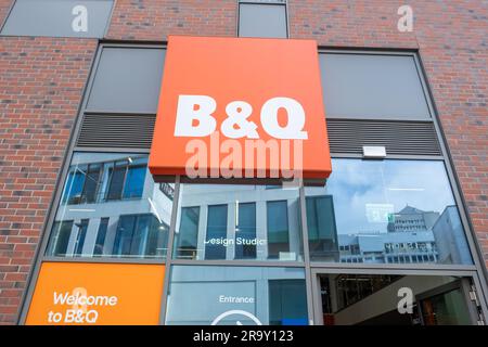 LONDON – MÄRZ 2023: B & Q Store in West London, britisches multinationales Heimwerkerunternehmen und Heimwerkergeschäft Stockfoto