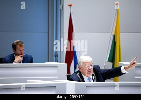 DEN HAAG - Bürgermeister Jan van Zanen während einer eingefügten ratstagung über das Schreiben des Moderators Bruno Bruins zum Freispruch von De Mos und dessen Folgen. ANP RAMON VAN FLYMEN niederlande raus - belgien raus Stockfoto