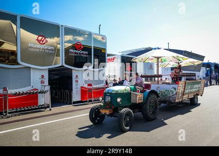 Spielberg, Autriche. 29. Juni 2023. Ein Traktor auf der Koppel während des Formel-1-Rolex-Grosser Preis von Osterreich 2023, Großen Preis Österreich 2023, 9. Runde der Formel-1-Weltmeisterschaft 2023 vom 30. Juni bis 2. Juli 2023 auf dem Red Bull Ring in Spielberg, Österreich - Foto Florent Gooden/DPPI Credit: DPPI Media/Alamy Live News Stockfoto