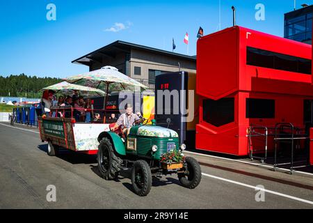 Spielberg, Autriche. 29. Juni 2023. Einen Traktor vor der Koppel von Scuderia Ferrari während der Formel 1 Rolex Grosser Preis von Osterreich 2023, Großen Preis Österreich 2023, 9. Runde der Formel-1-Weltmeisterschaft 2023 vom 30. Juni bis 2. Juli 2023 auf dem Roten Stierkampf in Spielberg, Österreich - Foto Florent Gooden/DPPI Kredit: DPPI Media/Alamy Live News Stockfoto
