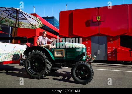 Spielberg, Autriche. 29. Juni 2023. Einen Traktor vor der Koppel von Scuderia Ferrari während der Formel 1 Rolex Grosser Preis von Osterreich 2023, Großen Preis Österreich 2023, 9. Runde der Formel-1-Weltmeisterschaft 2023 vom 30. Juni bis 2. Juli 2023 auf dem Roten Stierkampf in Spielberg, Österreich - Foto Florent Gooden/DPPI Kredit: DPPI Media/Alamy Live News Stockfoto