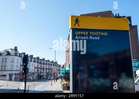 LONDON – APRIL 2023: Upper Tooting Road-Schild, eine lebhafte Straße mit Geschäften und Restaurants im Südwesten von London SW17 Stockfoto