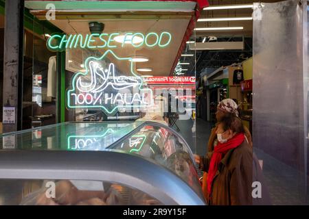 LONDON - APRIL 2023: Chinesischer Imbissstand in Tooting Market, Südwest-London Stockfoto