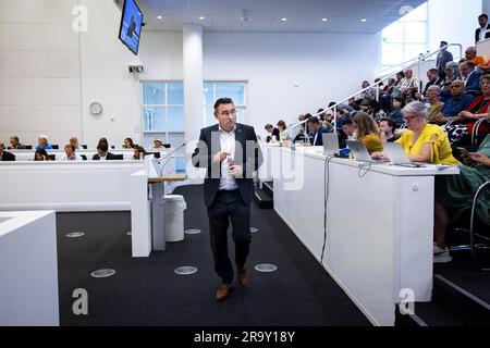 DEN HAAG - Gemeinderat Richard de Mos (Hart voor Den Haag) während einer eingefügten ratstagung über das Schreiben des Moderators Bruno Bruins zum Freispruch von De Mos und dessen Folgen. ANP RAMON VAN FLYMEN niederlande raus - belgien raus Stockfoto