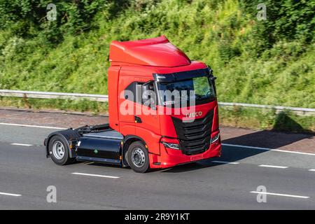 Neuer Red IVECO S-WAY 460 Schwerlast-Gasstapler. Erdgas-betriebene schwere Lkw, Standardzugmaschine; Fahrt mit Geschwindigkeit auf der Autobahn M6 im Großraum Manchester, Großbritannien Stockfoto