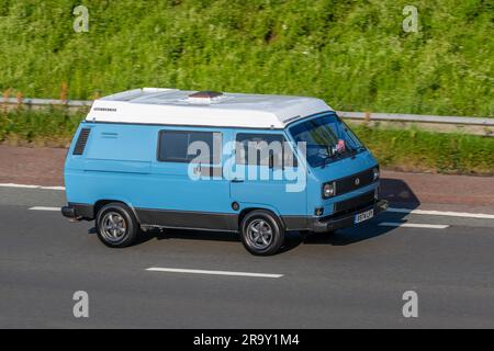 1985 50s Fifties Leisuretime Volkswagen Transporter 78Ps Blue LCV Minibus Benzinmotor 1915 cm3 mit hoher Geschwindigkeit auf der Autobahn M6 in Greater Manchester, Großbritannien Stockfoto