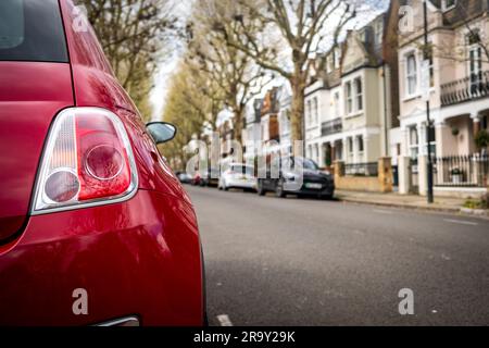 London - Auto parkt auf einer Straße mit Reihenhäusern in Fulham, Südwest-London Stockfoto