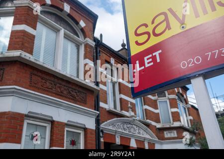 LONDON - APRIL 2023: Immobilienmakler-Schild auf der Fulham Palace Road, SW6 South West London Stockfoto