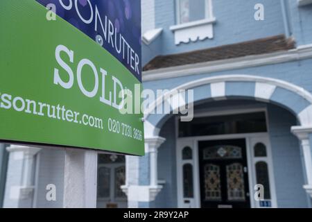 LONDON - APRIL 2023: Immobilienmakler-Schild- VERKAUFT- auf der Fulham Palace Road, SW6 South West London Stockfoto