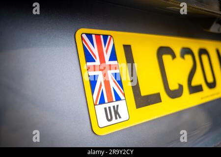 LONDON-MAI, 2023: Unionsflagge auf einem britischen Kfz-Kennzeichen mit Schriftzug UK-Vereinigtes Königreich Stockfoto