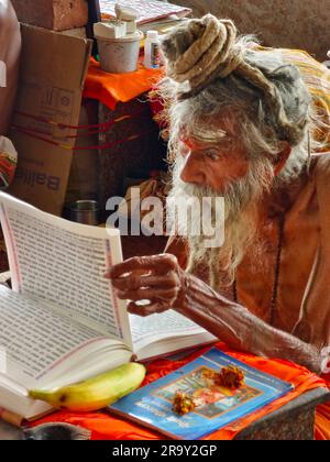 24. Juni 2023, Indianer Sadhu liest heilige Schriften in Ganagapura, Karnataka, Indien. Stockfoto