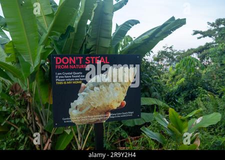 Kuala Lumpur- Malaysia- Mai 2023: Unterschreiben Sie A, um Besucher zu informieren, den Kristallquarz nicht von einem Wanderweg in der Nähe des Klang Gates Dam in Melawati zu nehmen Stockfoto