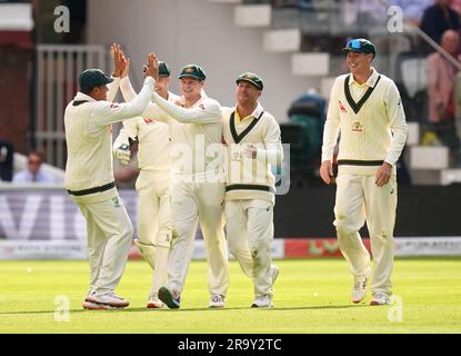 Australischer Steve Smith (Mitte links) feiert den zweiten Tag des zweiten Ashes-Testspiels im Lord's, London, mit Teamkollegen, um Englands Joe Root (nicht abgebildet) zu sehen. Foto: Donnerstag, 29. Juni 2023. Stockfoto