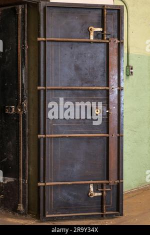 Alte, alte, antike, offene Tür zum Tresor der Bank Stockfoto